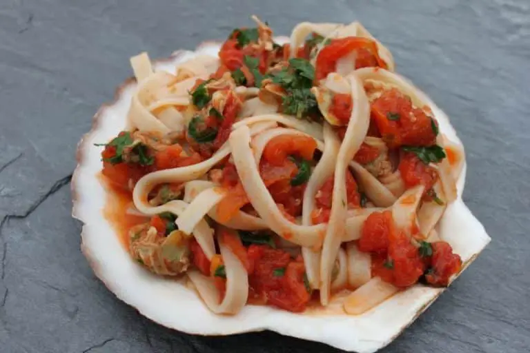 Linguine & Clams in Spicy Red Sauce