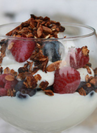 Yogurt Parfait With Granola Topping2